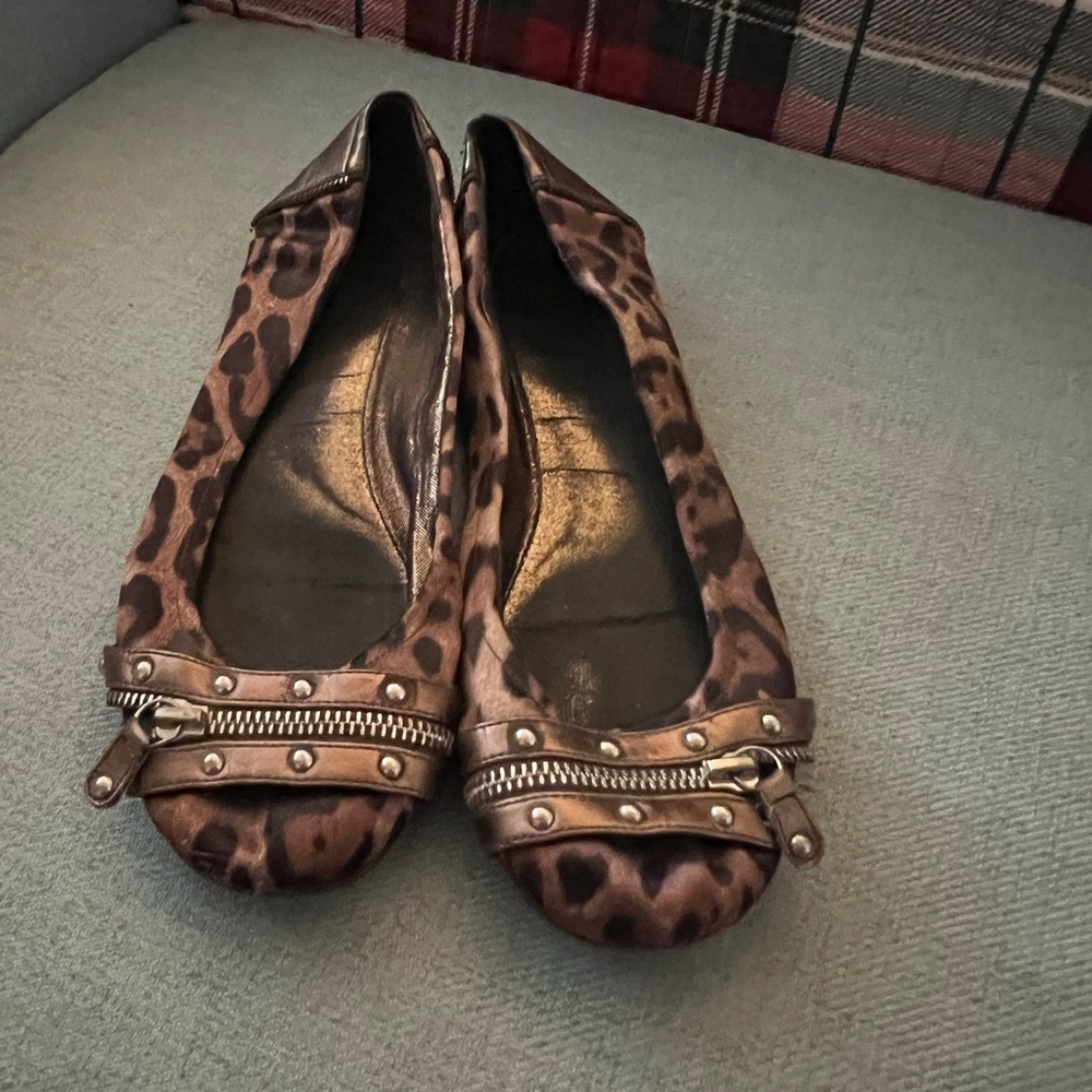 Leopard print “zippered” ballet flats